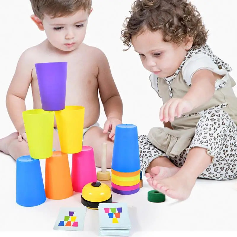 Jogo Montessori de Copos Empilháveis – Desafio de Cores e Lógica